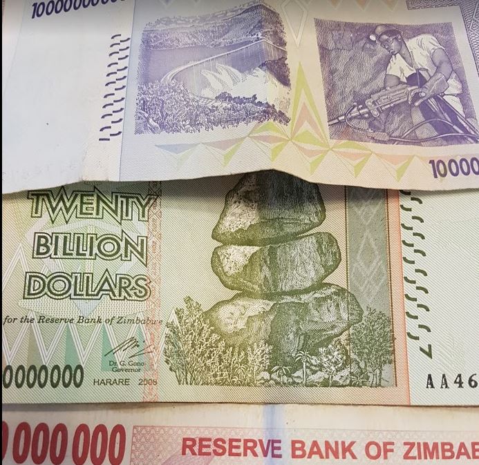Vergängliches Papiergeld in Simbabwe